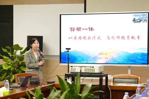 桌子上的电脑和电视 AI 生成的内容可能不正确。 桌子上的电脑和电视 AI 生成的内容可能不正确。