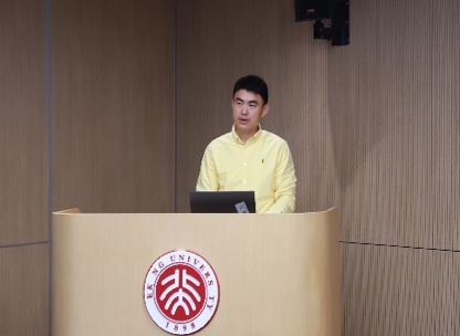 男人站在桌子前 AI 生成的内容可能不正确。